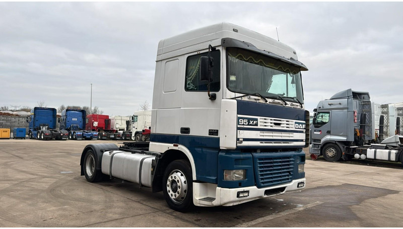 DAF XF 95.380 (EURO 2 / MANUAL GEARBOX / BOITE MANUELLE / TRES PROPRE / CLEAN TRUCK) - Tractor unit: picture 3 DAF XF 95.380 (EURO 2 / MANUAL GEARBOX / BOITE MANUELLE / TRES PROPRE / CLEAN TRUCK) - Tractor unit: picture 3