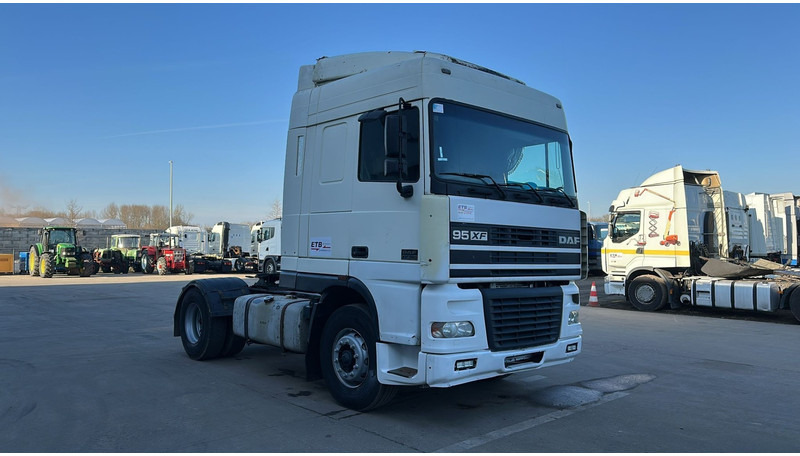 DAF XF 95.380 (EURO 2 / POMPE MANUELLE / MANUAL PUMP / BOITE MANUELLE / MANUAL GEARBOX) - Tractor unit: picture 3 DAF XF 95.380 (EURO 2 / POMPE MANUELLE / MANUAL PUMP / BOITE MANUELLE / MANUAL GEARBOX) - Tractor unit: picture 3