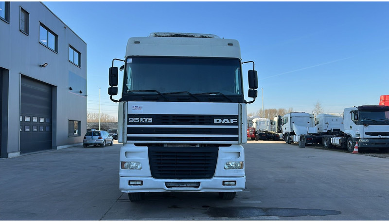 DAF XF 95.380 (EURO 2 / POMPE MANUELLE / MANUAL PUMP / BOITE MANUELLE / MANUAL GEARBOX) - Tractor unit: picture 2 DAF XF 95.380 (EURO 2 / POMPE MANUELLE / MANUAL PUMP / BOITE MANUELLE / MANUAL GEARBOX) - Tractor unit: picture 2