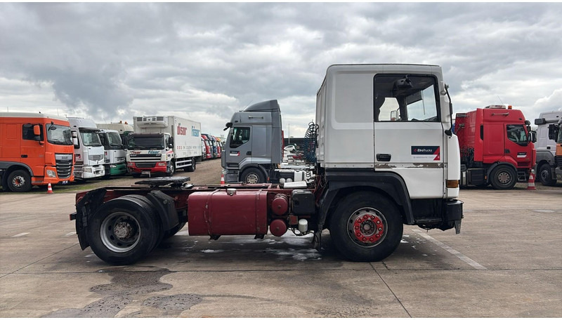 Renault R 385 Major (2 CULASSE / LAMES / GRAND PONT / STEEL SUSP. / MANUAL PUMP / POMPE MANUELLE) - Tractor unit: picture 3 Renault R 385 Major (2 CULASSE / LAMES / GRAND PONT / STEEL SUSP. / MANUAL PUMP / POMPE MANUELLE) - Tractor unit: picture 3