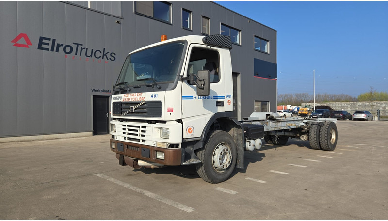 Volvo FM 7 - 290 (60.000 KM ORIGINAL !!! / POMPE MANUELLE / LAMES / GRAND PONT / EX AEROPORT) - Cab chassis truck: picture 1 Volvo FM 7 - 290 (60.000 KM ORIGINAL !!! / POMPE MANUELLE / LAMES / GRAND PONT / EX AEROPORT) - Cab chassis truck: picture 1