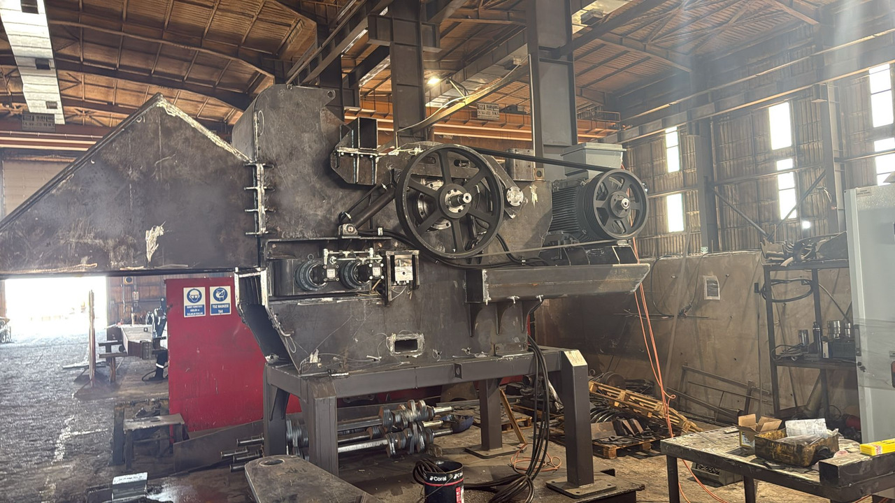 GALEN Wood Chipper from STOCK - Wood chipper: picture 1 GALEN Wood Chipper from STOCK - Wood chipper: picture 1