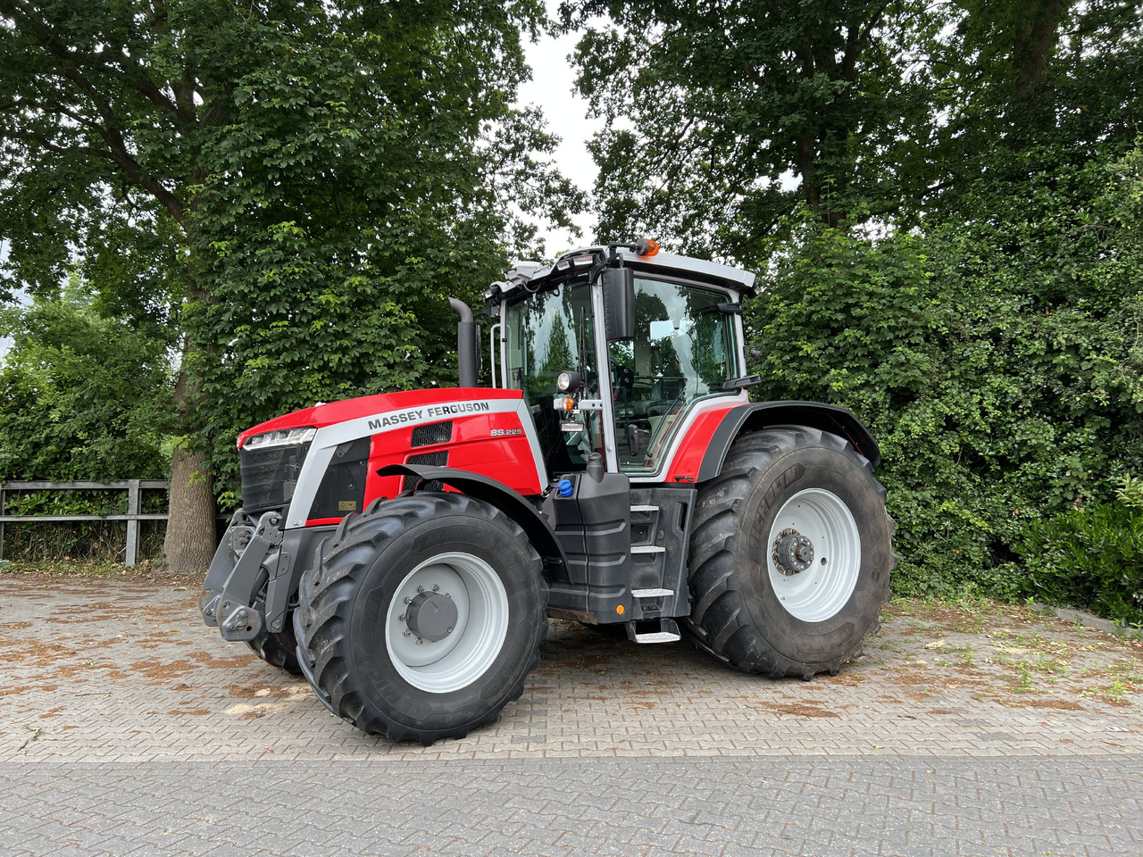 Farm tractor Massey Ferguson 8S.225 Dyne E-power: picture 1