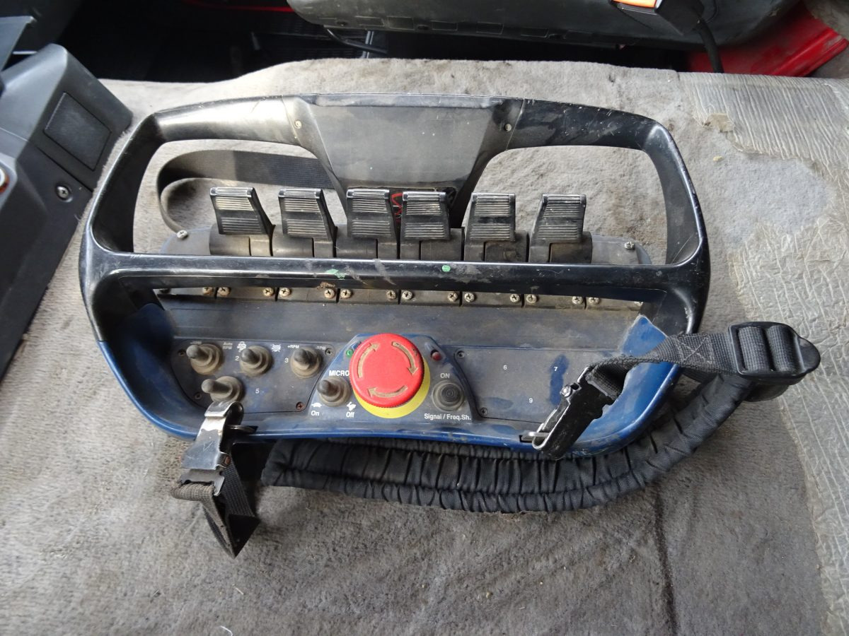 Dropside/ Flatbed truck, Crane truck IVECO EUROSTAR 240E42 BONFIGLIOLI P30500XL: picture 9 Dropside/ Flatbed truck, Crane truck IVECO EUROSTAR 240E42 BONFIGLIOLI P30500XL: picture 9