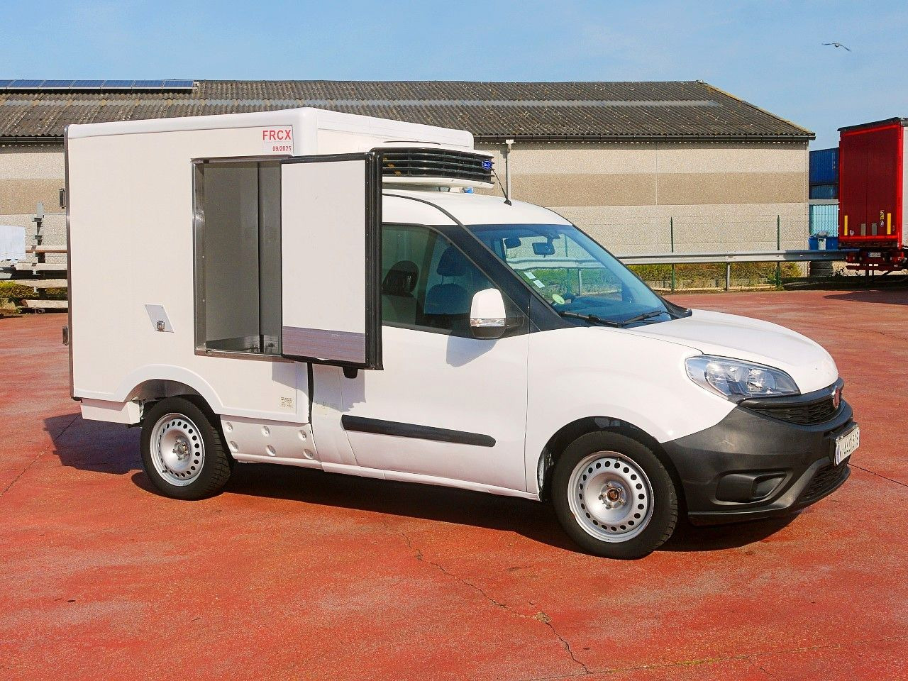 Fiat DOBLO 1.6 KUHLKOFFER CARRIER XARIOS -20c A/C - Refrigerated van: picture 3 Fiat DOBLO 1.6 KUHLKOFFER CARRIER XARIOS -20c A/C - Refrigerated van: picture 3