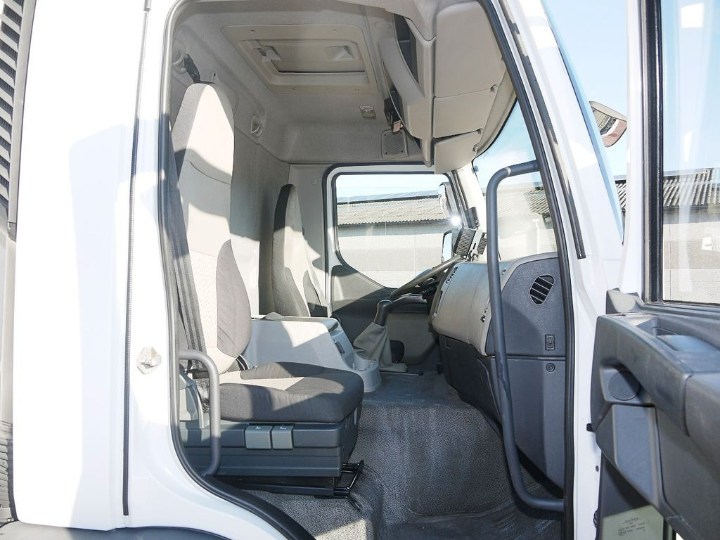 Refrigerator truck Renault P 270.19 D KUHLKOFER CARRIER SUPRA 950 MULIT LBW: picture 14
