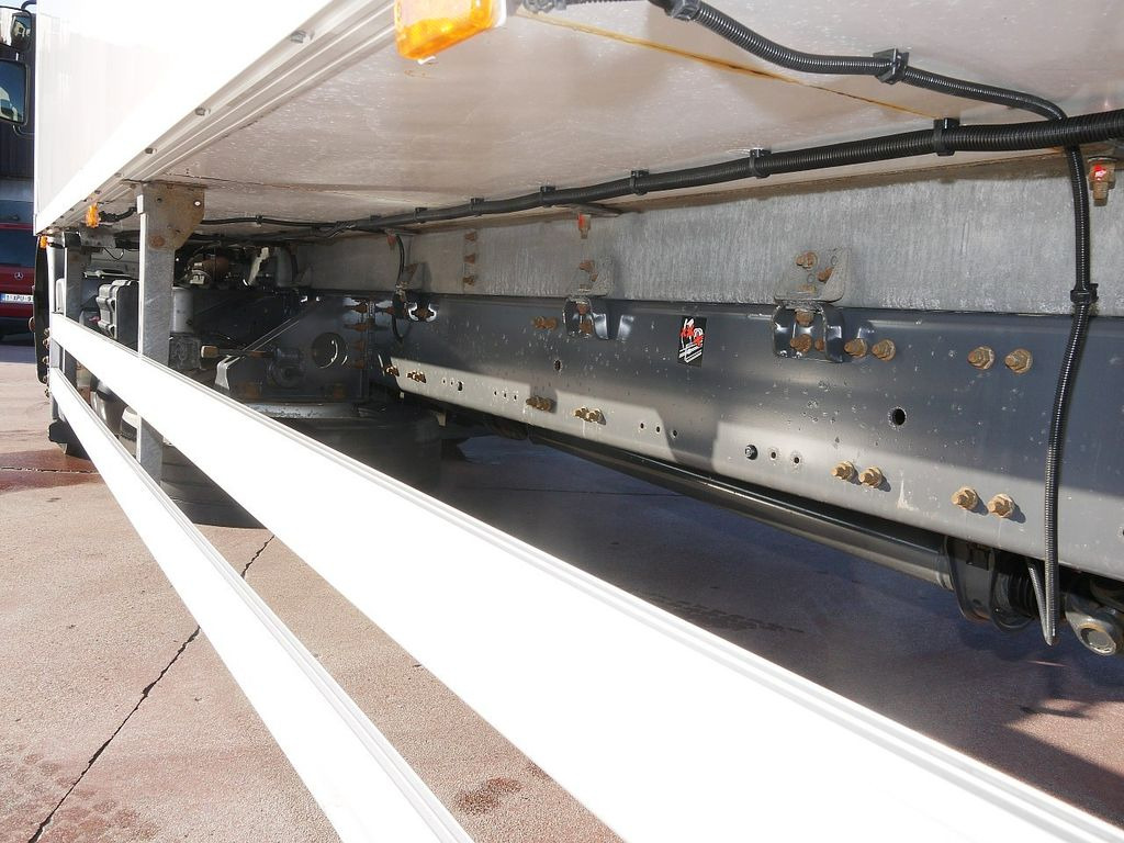 Refrigerator truck Renault P 270.19 D KUHLKOFER CARRIER SUPRA 950 MULIT LBW: picture 17