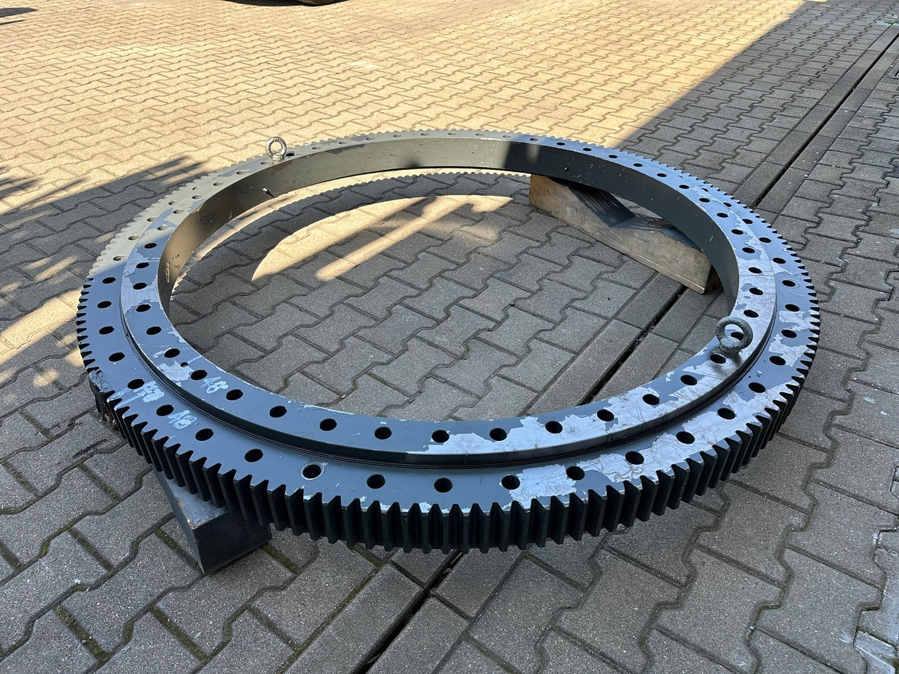 Liebherr Drehkranz - Kugeldrehverbindung Typ:KUD138 VA 002. ID-Nr.982757001. #159.10118# - Slewing ring for Construction machinery: picture 1 Liebherr Drehkranz - Kugeldrehverbindung Typ:KUD138 VA 002. ID-Nr.982757001. #159.10118# - Slewing ring for Construction machinery: picture 1