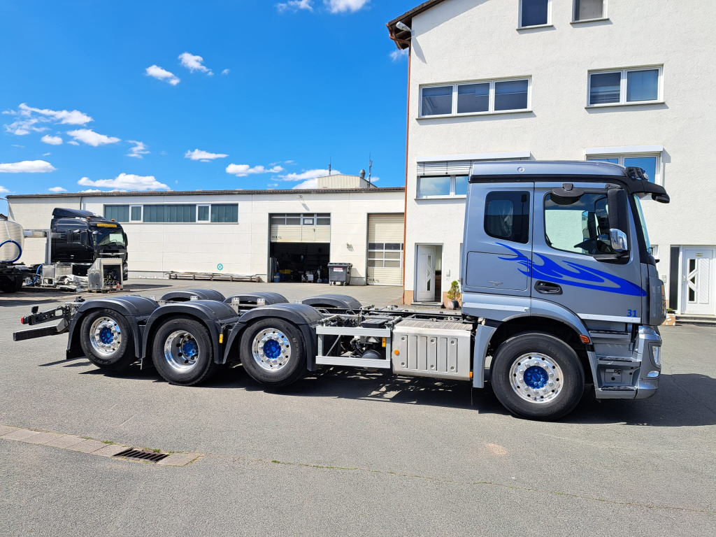 Mercedes Benz Actros 3243 8x2 1,2 & 4 Lenkachse, 2 & 4 Liftbar(Nr. 6051) - Cab chassis truck: picture 1 Mercedes Benz Actros 3243 8x2 1,2 & 4 Lenkachse, 2 & 4 Liftbar(Nr. 6051) - Cab chassis truck: picture 1