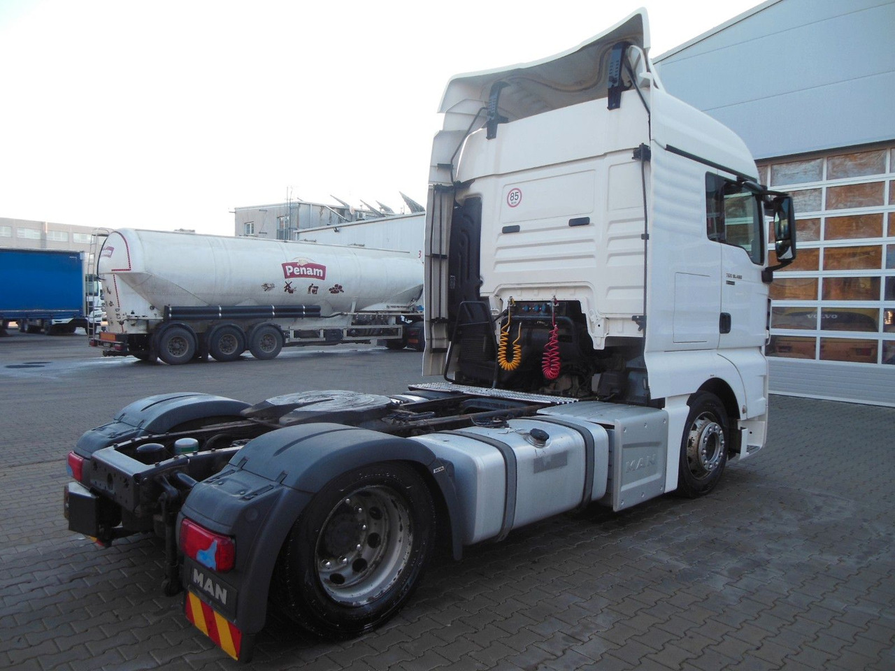 MAN TGX 18.480 LLS-U, LOWDECK + KRONE MEGA MAN TGX 18.480 LLS-U, LOWDECK - Tractor unit: picture 3 MAN TGX 18.480 LLS-U, LOWDECK + KRONE MEGA MAN TGX 18.480 LLS-U, LOWDECK - Tractor unit: picture 3