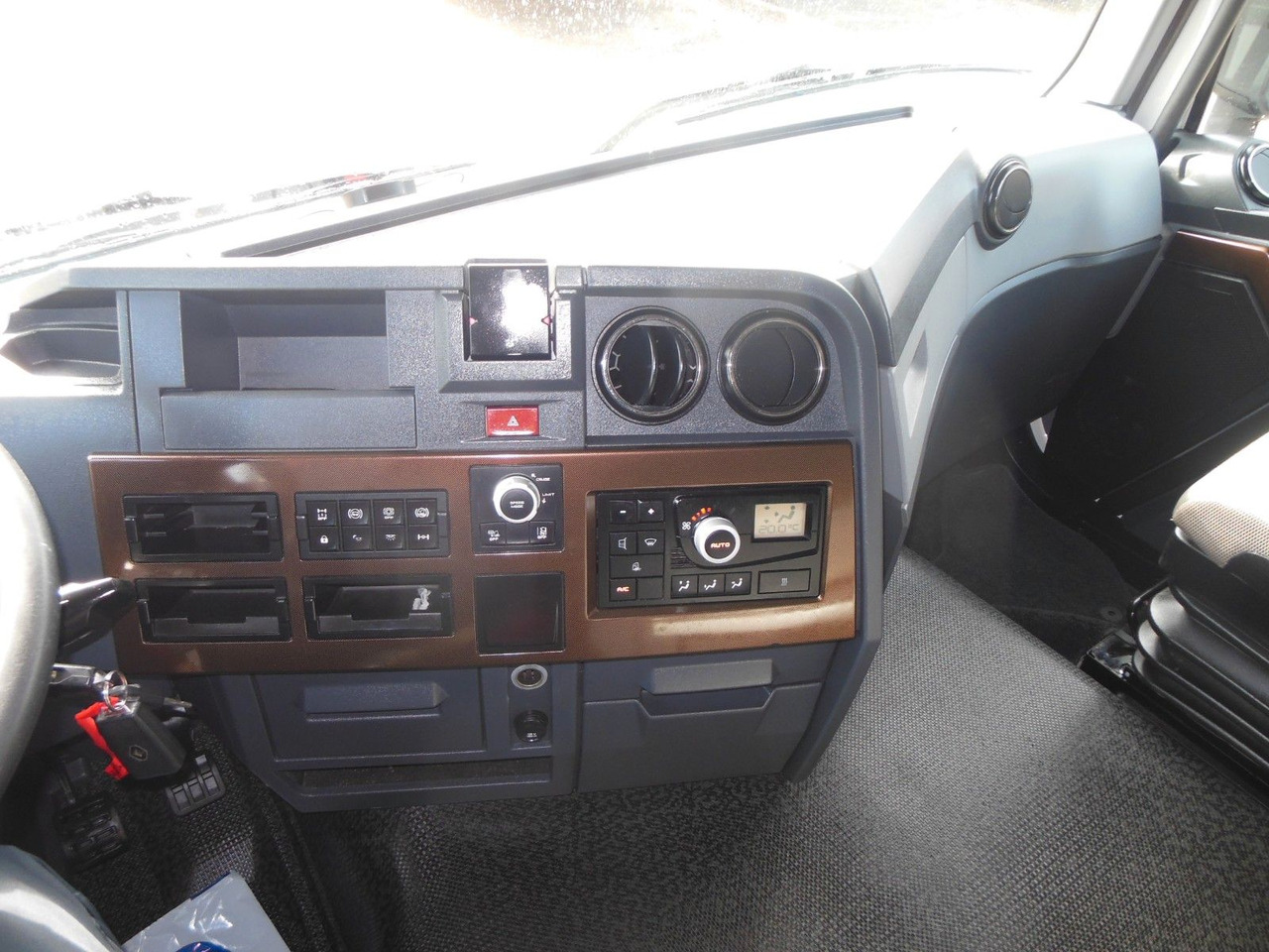 Tractor unit Renault T 480, LOWDECK, NEUE TACHO SMART 2: picture 18 Tractor unit Renault T 480, LOWDECK, NEUE TACHO SMART 2: picture 18