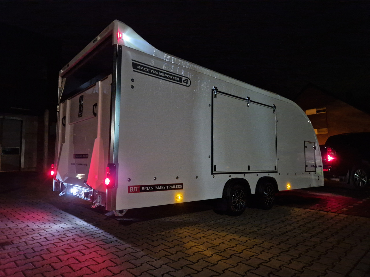 BJT Race Transporter 4 550x212x188cm weiss E Winde Frontstauraum ASR Alufelgen dark 3500kg Modell 24 - Autotransporter trailer: picture 3 BJT Race Transporter 4 550x212x188cm weiss E Winde Frontstauraum ASR Alufelgen dark 3500kg Modell 24 - Autotransporter trailer: picture 3