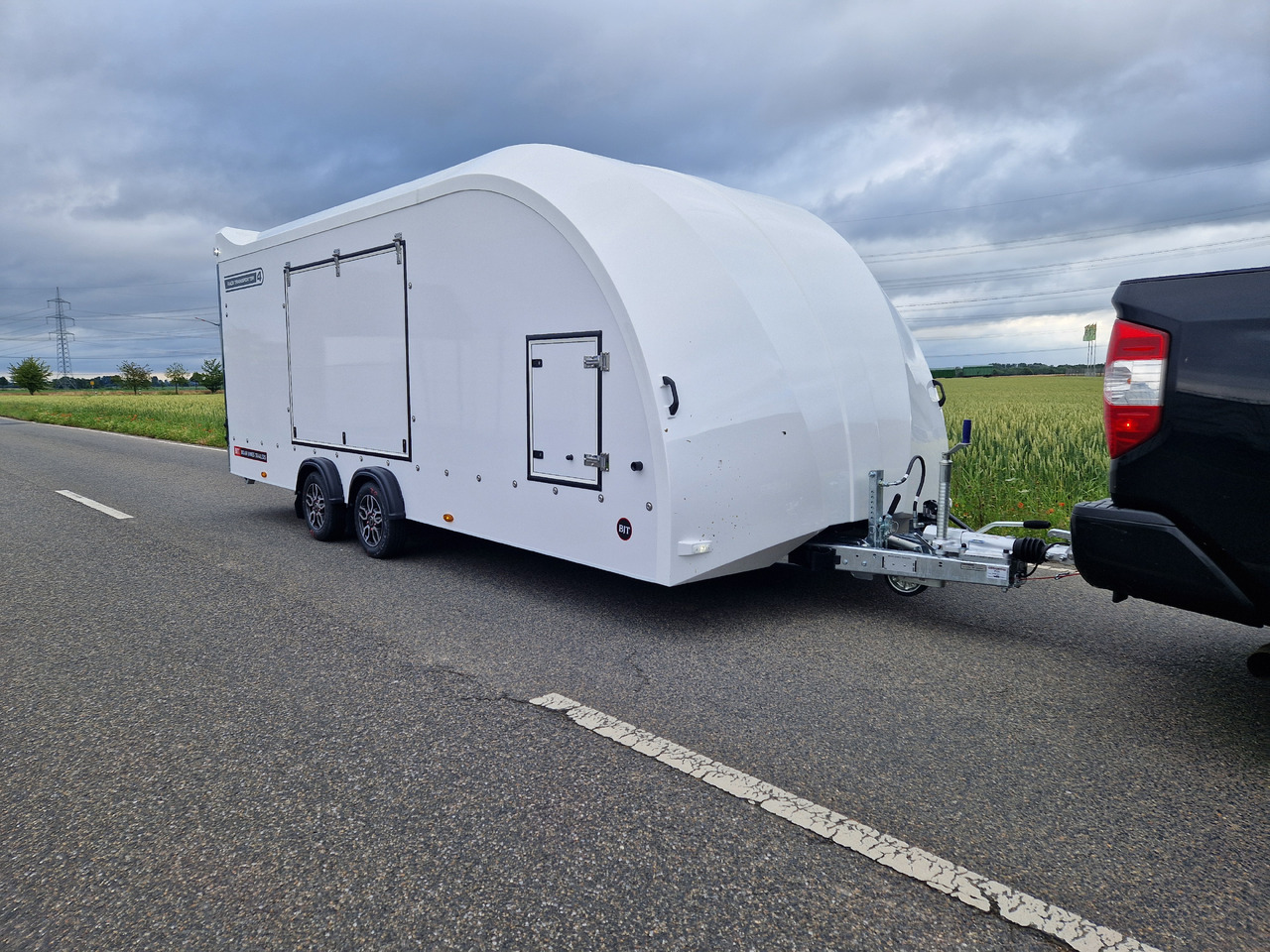 BJT Race Transporter 4 550x212x188cm weiss E Winde Frontstauraum ASR Alufelgen dark 3500kg Modell 24 - Autotransporter trailer: picture 4 BJT Race Transporter 4 550x212x188cm weiss E Winde Frontstauraum ASR Alufelgen dark 3500kg Modell 24 - Autotransporter trailer: picture 4