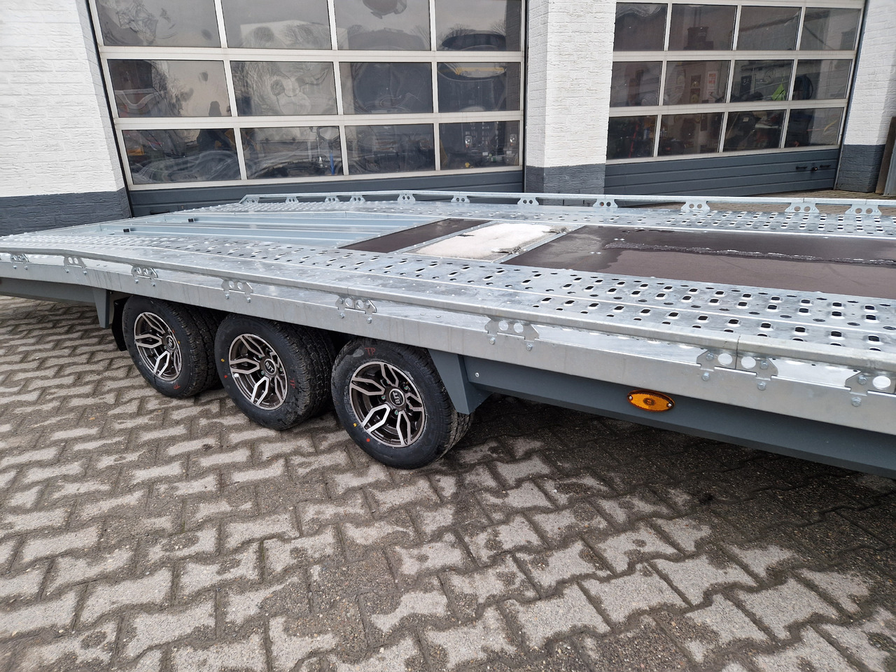 BJT T Transporter 231 550x224cm grau Tridem Alufelgen Auffahrrampen 180cm (XXL) 3500kg Aktion - Plant trailer: picture 4 BJT T Transporter 231 550x224cm grau Tridem Alufelgen Auffahrrampen 180cm (XXL) 3500kg Aktion - Plant trailer: picture 4