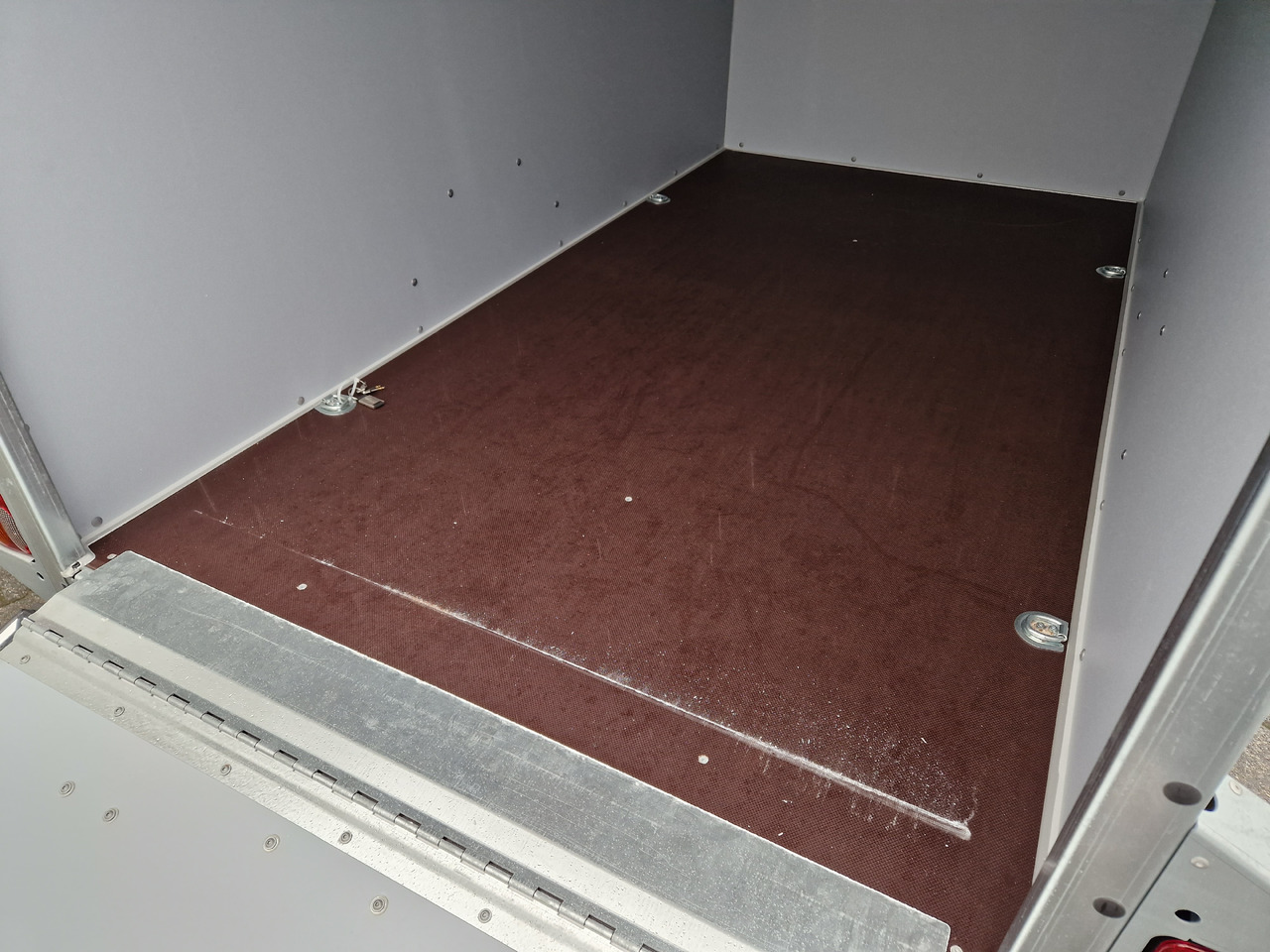 Closed box trailer Böckmann Koffer KT 2513/135 F 251x130x150cm weiß Heckrampe V Deichsel 1350kg: picture 9