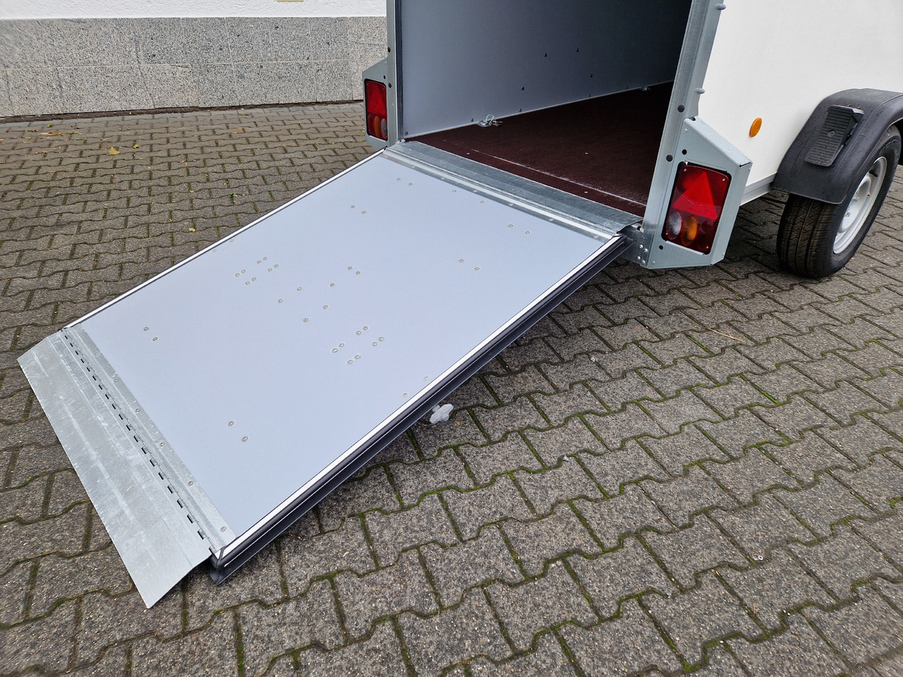 Closed box trailer Böckmann Koffer KT 2513/135 F 251x130x150cm weiß Heckrampe V Deichsel 1350kg: picture 12