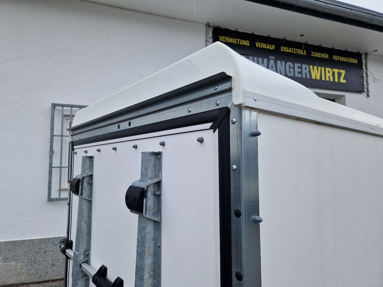 Closed box trailer Böckmann Koffer KT 2513/135 F 251x130x150cm weiß Heckrampe V Deichsel 1350kg: picture 7