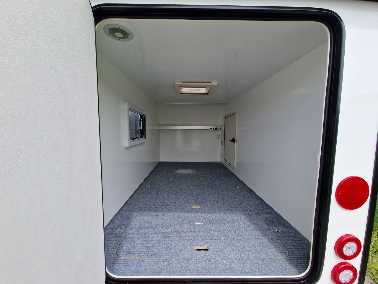 Cargo Base Camp offroad M 290x148x128cm Solar Akku 12 Volt Reeling 1350kg 100km/H - Caravan: picture 4 Cargo Base Camp offroad M 290x148x128cm Solar Akku 12 Volt Reeling 1350kg 100km/H - Caravan: picture 4