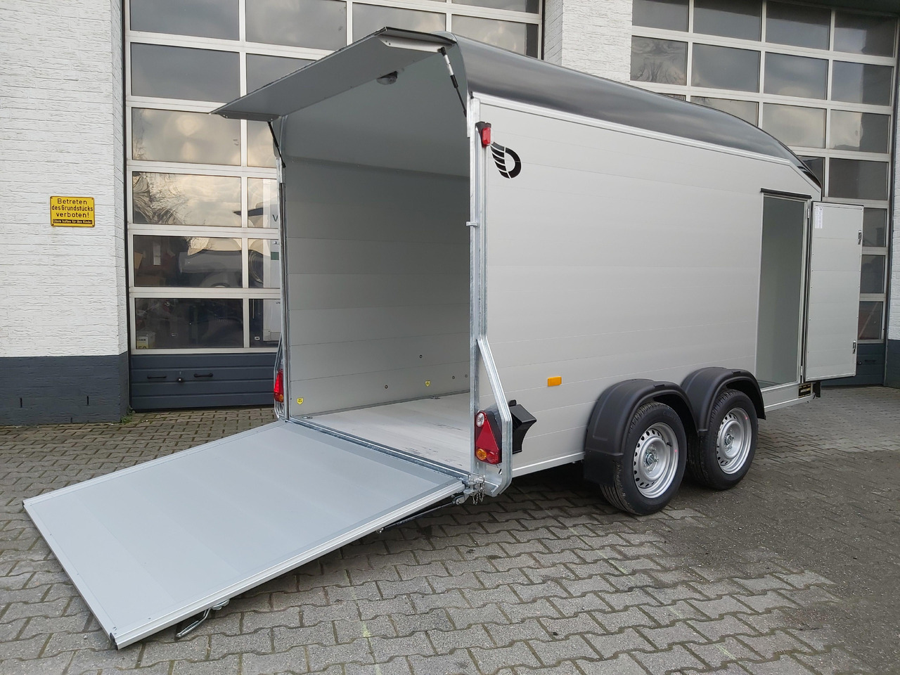 Cargo Roadster 700 375x180x200cm Alu Poly black Pullman 100km/H 2600kg Modell 2024 - Closed box trailer: picture 4 Cargo Roadster 700 375x180x200cm Alu Poly black Pullman 100km/H 2600kg Modell 2024 - Closed box trailer: picture 4