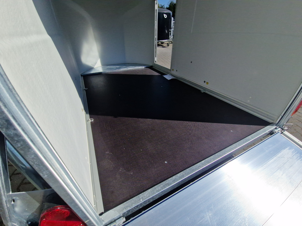Debon Cargo 1300 300x152x168cm royal blau Seitentür Alufelgen Pullman 1300kg 100km/H Modell 2025 - Car trailer: picture 4 Debon Cargo 1300 300x152x168cm royal blau Seitentür Alufelgen Pullman 1300kg 100km/H Modell 2025 - Car trailer: picture 4