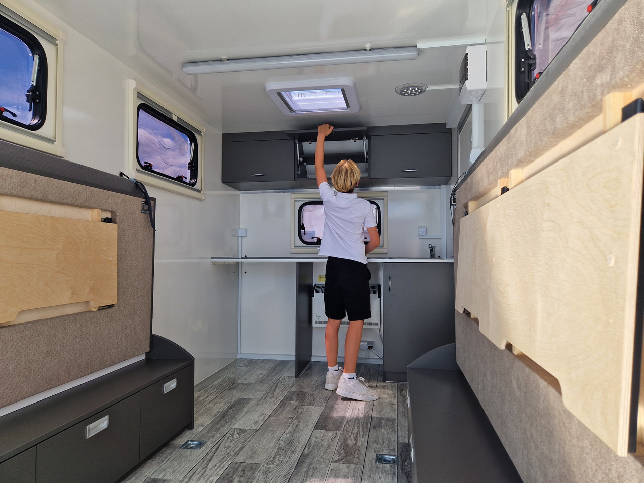 Koffer Camp TFS ST 360.01 360x180x190cm Premium Heckrampe Fenster Bett 1500kg 100km/H - Car trailer: picture 1 Koffer Camp TFS ST 360.01 360x180x190cm Premium Heckrampe Fenster Bett 1500kg 100km/H - Car trailer: picture 1