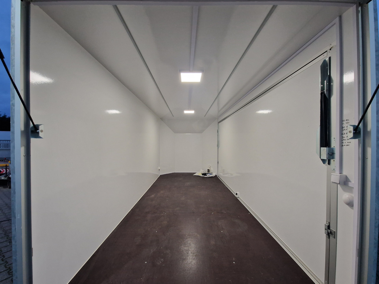 Vending trailer Koffer Hochlader FC 275HTLAERO10AF Messe 500x200x195cm Alufelgen 230V IL (XXL) 2700kg 100km/H: picture 14