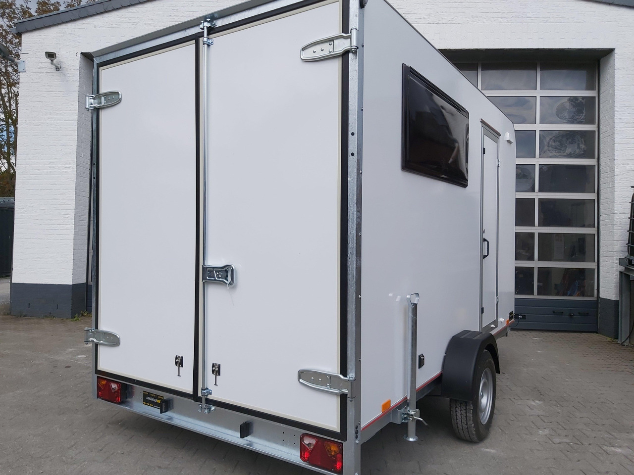 Koffer Sport Camp TFS 360.00 360x200x210cm aero Seitentür Fenster Bett (L) 1300kg 100km/H - Caravan: picture 2 Koffer Sport Camp TFS 360.00 360x200x210cm aero Seitentür Fenster Bett (L) 1300kg 100km/H - Caravan: picture 2