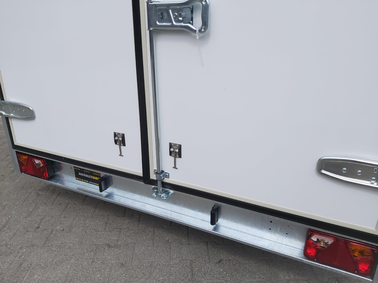 Koffer Sport Camp TFS 360.00 360x200x210cm aero Seitentür Fenster Bett (L) 1300kg 100km/H - Caravan: picture 5 Koffer Sport Camp TFS 360.00 360x200x210cm aero Seitentür Fenster Bett (L) 1300kg 100km/H - Caravan: picture 5