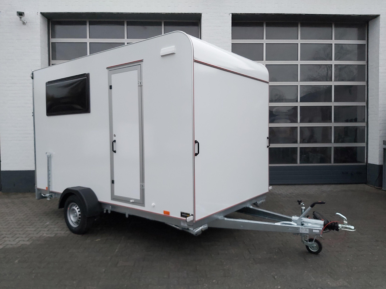 Koffer Sport Camp TFS 360.01 360x200x210cm aero Seitentür Heckrampe Fenster Bett (L) 100kmH 1300kg - Caravan: picture 1 Koffer Sport Camp TFS 360.01 360x200x210cm aero Seitentür Heckrampe Fenster Bett (L) 100kmH 1300kg - Caravan: picture 1