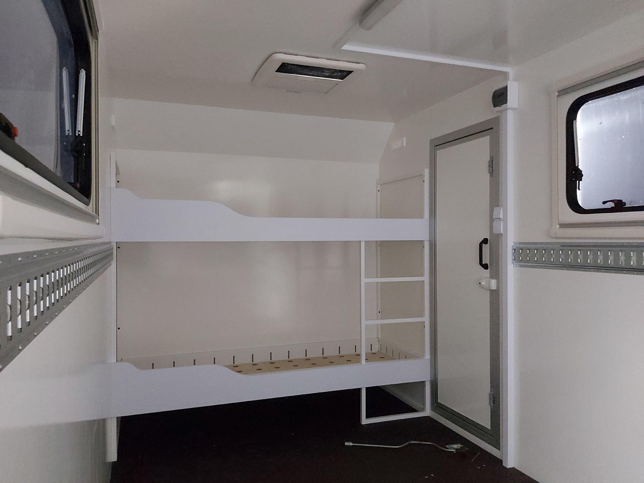 Koffer Sport Camp TFS 360.01 360x200x210cm aero Seitentür Heckrampe Fenster Bett (L) 100kmH 1300kg - Caravan: picture 5 Koffer Sport Camp TFS 360.01 360x200x210cm aero Seitentür Heckrampe Fenster Bett (L) 100kmH 1300kg - Caravan: picture 5