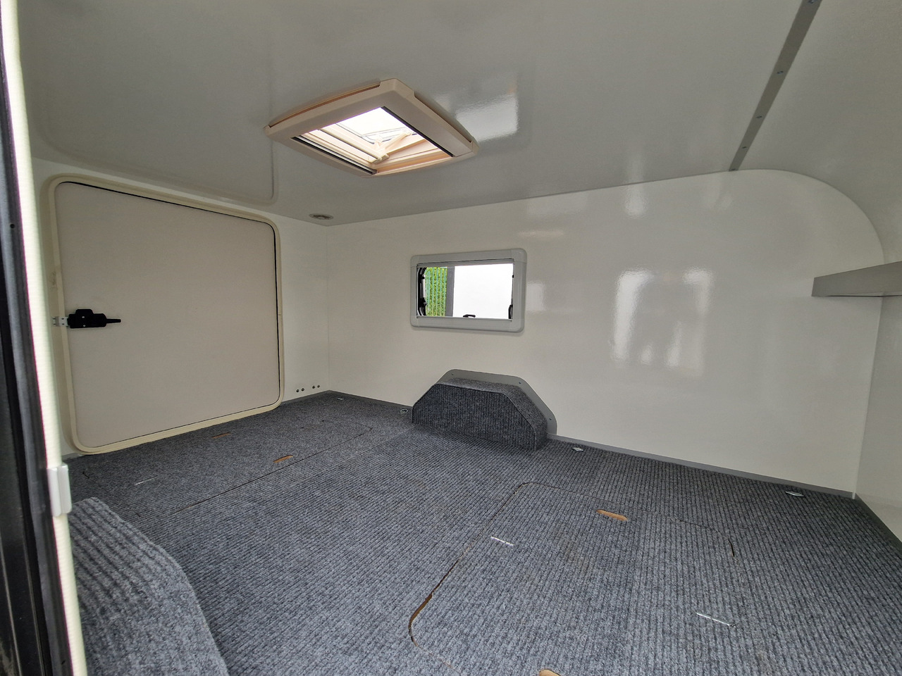 Mini Caravan Cargo Base Camp M+ wild 290cm Alufelgen 2 Fenster 100km/H 800kg - Caravan: picture 4 Mini Caravan Cargo Base Camp M+ wild 290cm Alufelgen 2 Fenster 100km/H 800kg - Caravan: picture 4