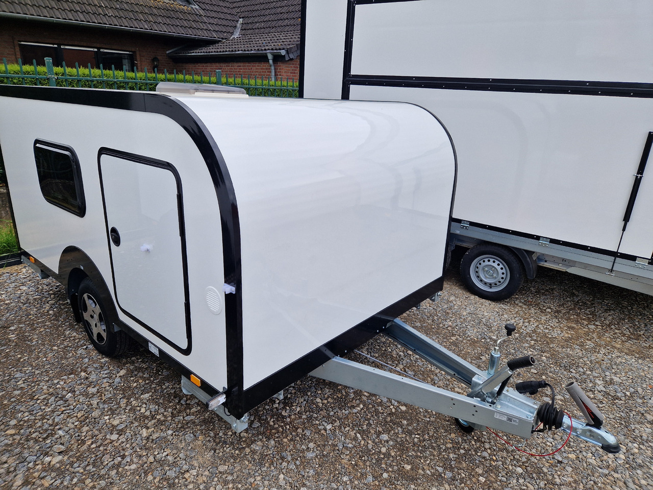 Mini Caravan Cargo Base Camp M+ wild 290cm Alufelgen 2 Fenster 100km/H 800kg - Caravan: picture 1 Mini Caravan Cargo Base Camp M+ wild 290cm Alufelgen 2 Fenster 100km/H 800kg - Caravan: picture 1