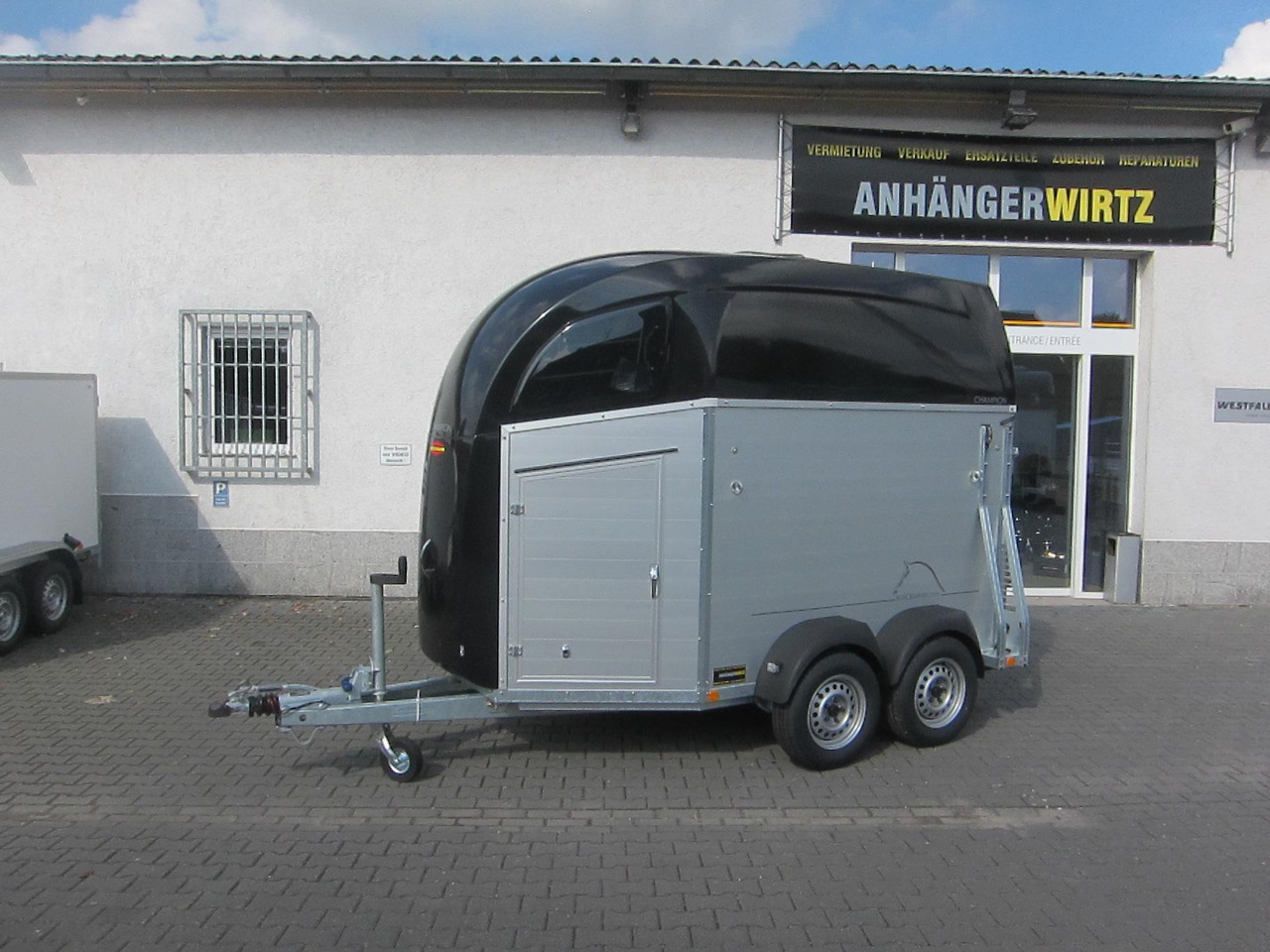 Pferdeanhänger Böckmann Champion R Sattelkammer blackline 2400kg CFF+ 100 km/H Modell 25 - Horse trailer: picture 1 Pferdeanhänger Böckmann Champion R Sattelkammer blackline 2400kg CFF+ 100 km/H Modell 25 - Horse trailer: picture 1