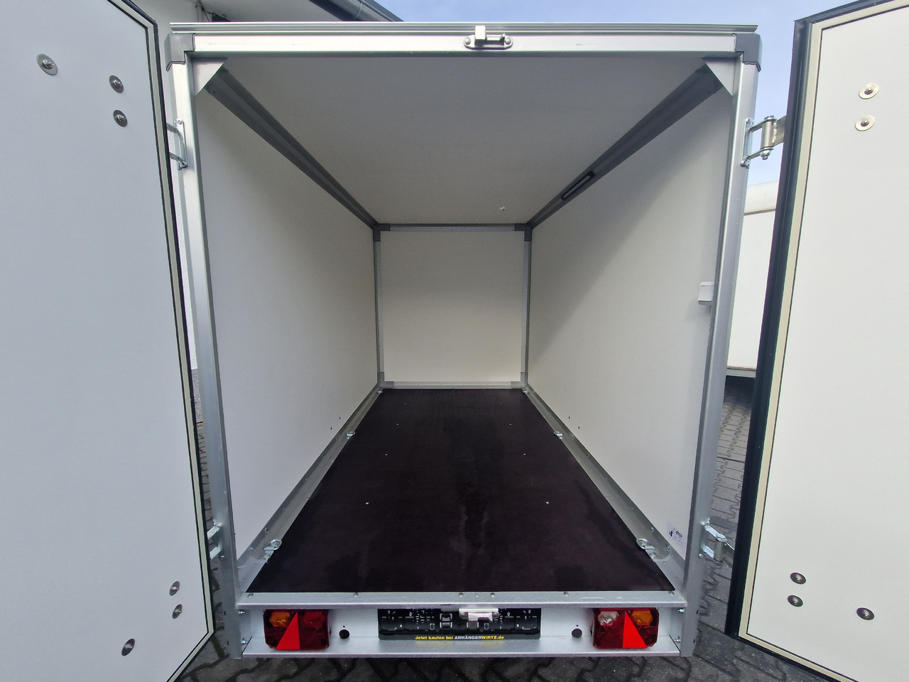 Closed box trailer Variant C1315 C2 Edition black 258x148x157cm Alufelgen darkline 1350kg 100km/H 2024 black deal: picture 7 Closed box trailer Variant C1315 C2 Edition black 258x148x157cm Alufelgen darkline 1350kg 100km/H 2024 black deal: picture 7