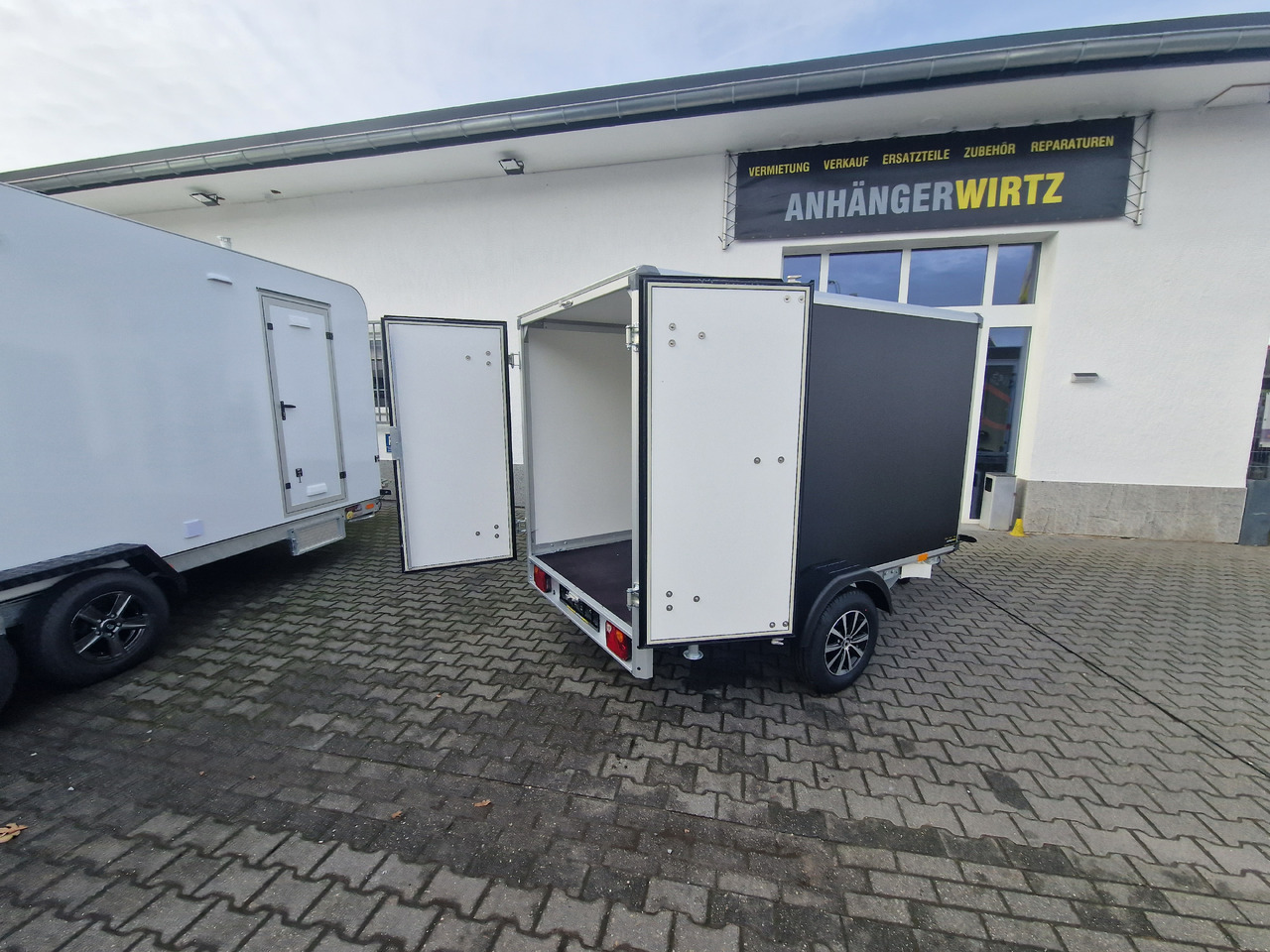 Closed box trailer Variant C1315 C2 Edition black 258x148x157cm Alufelgen darkline 1350kg 100km/H 2024 black deal: picture 9 Closed box trailer Variant C1315 C2 Edition black 258x148x157cm Alufelgen darkline 1350kg 100km/H 2024 black deal: picture 9