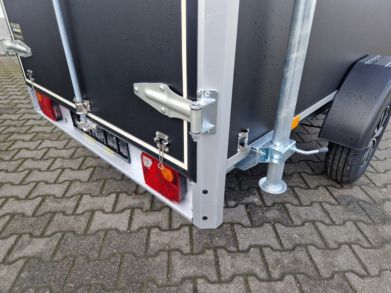 Closed box trailer Variant C1315 C2 Edition black 258x148x157cm Alufelgen darkline 1350kg 100km/H 2024 black deal: picture 10 Closed box trailer Variant C1315 C2 Edition black 258x148x157cm Alufelgen darkline 1350kg 100km/H 2024 black deal: picture 10