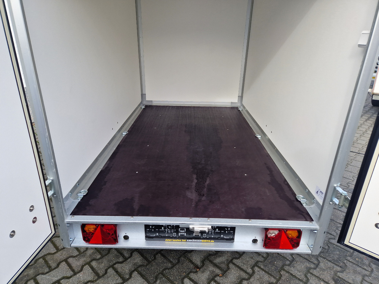 Closed box trailer Variant C1315 C2 Edition black 258x148x157cm Alufelgen darkline 1350kg 100km/H 2024 black deal: picture 8 Closed box trailer Variant C1315 C2 Edition black 258x148x157cm Alufelgen darkline 1350kg 100km/H 2024 black deal: picture 8