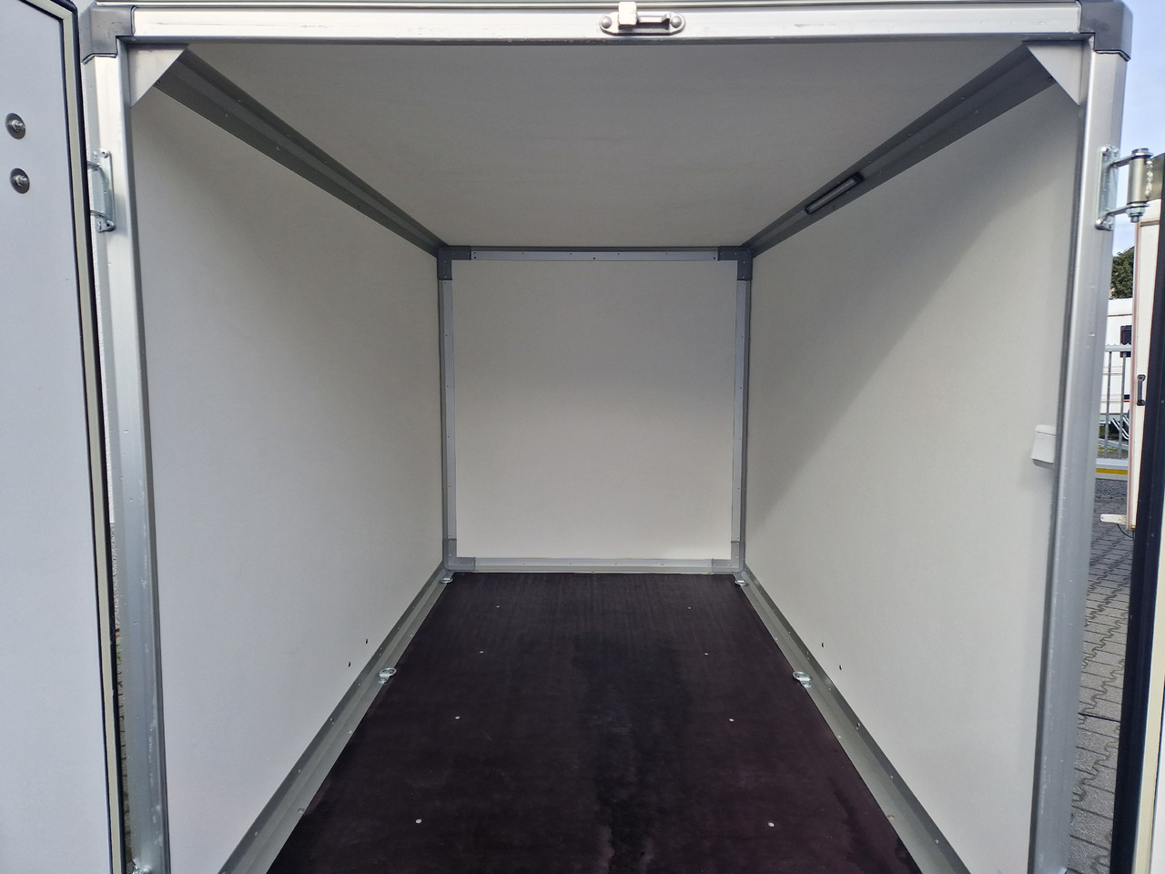 Closed box trailer Variant C1315 C2 Edition black 258x148x157cm Alufelgen darkline 1350kg 100km/H 2024 black deal: picture 11 Closed box trailer Variant C1315 C2 Edition black 258x148x157cm Alufelgen darkline 1350kg 100km/H 2024 black deal: picture 11