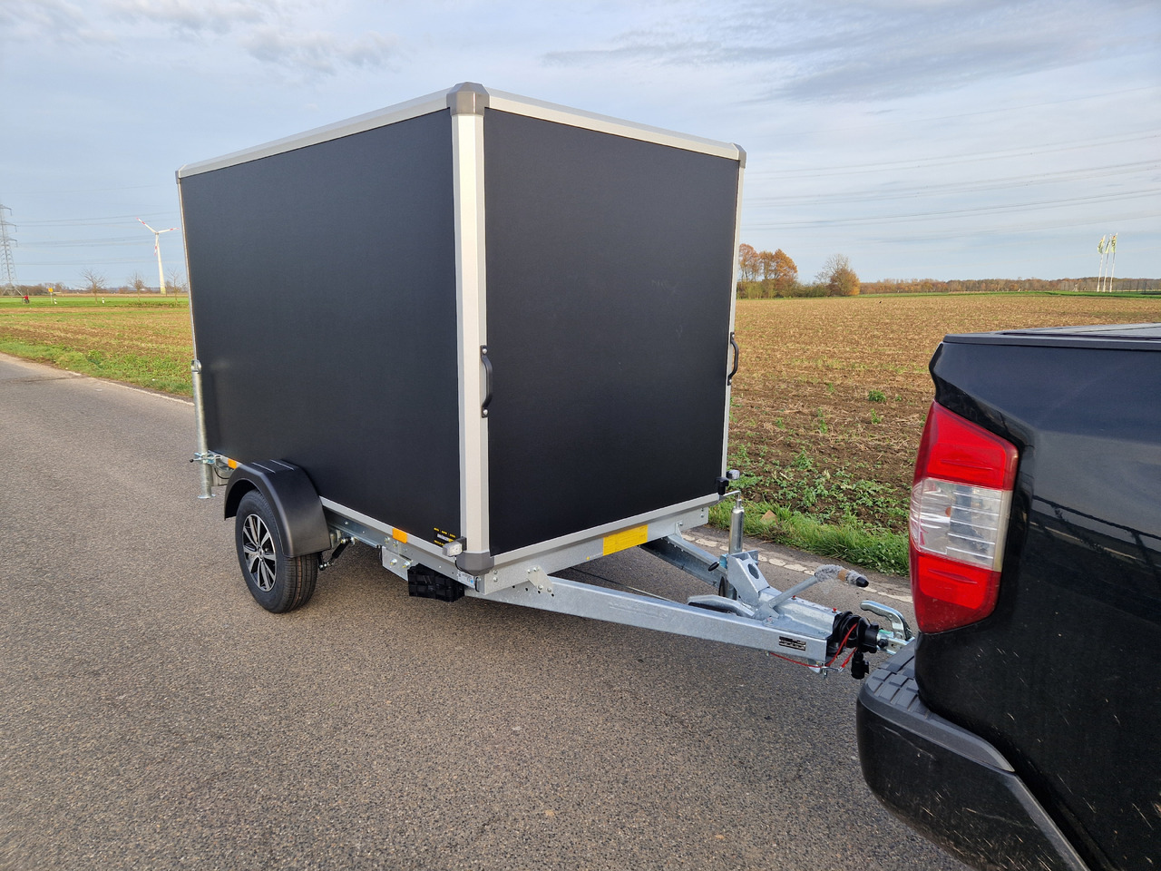 Variant C1315 C2 Edition black 258x148x157cm Alufelgen darkline 1350kg 100km/H 2024 black deal - Closed box trailer: picture 3 Variant C1315 C2 Edition black 258x148x157cm Alufelgen darkline 1350kg 100km/H 2024 black deal - Closed box trailer: picture 3