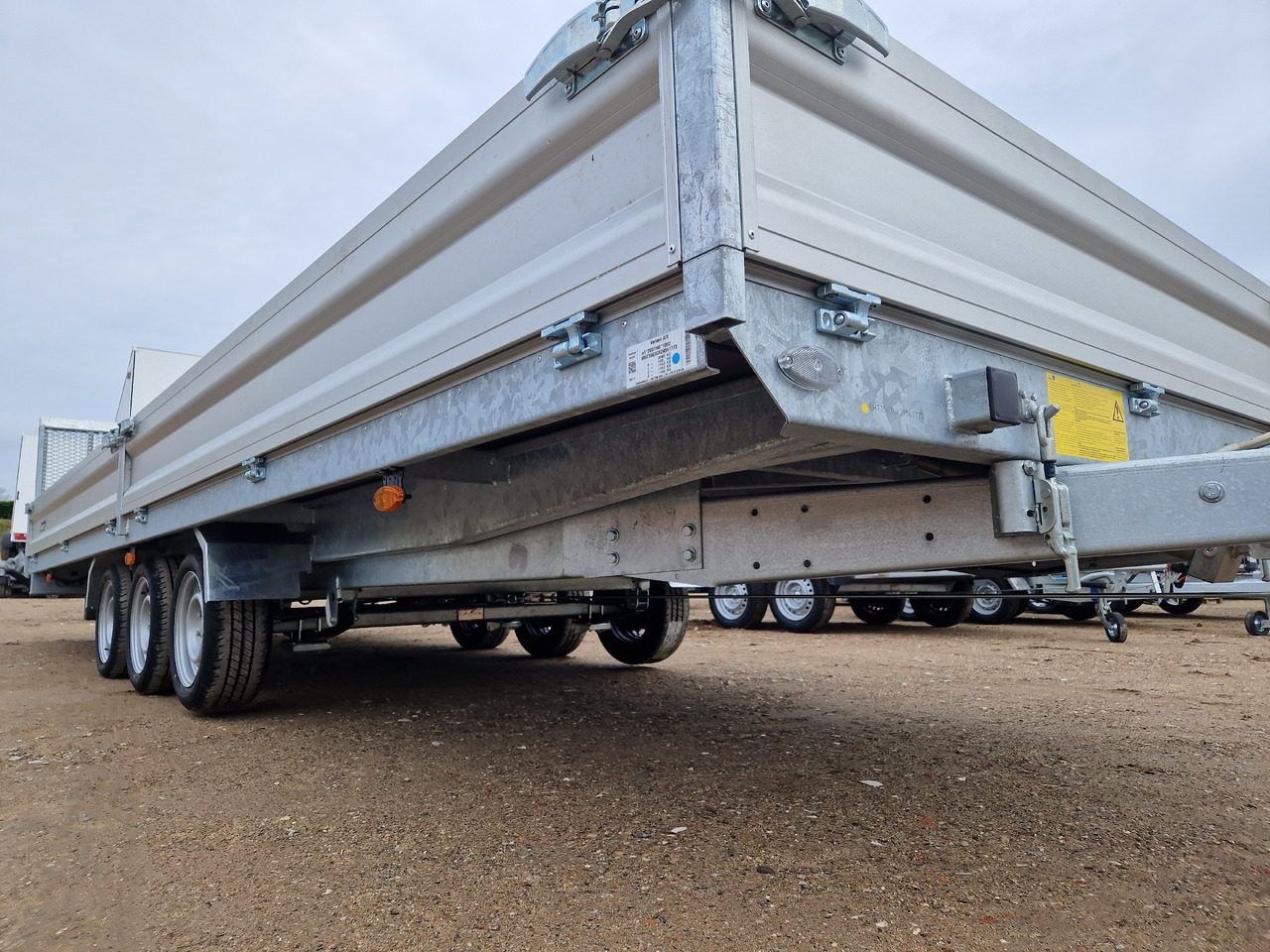 Variant Maschinentransporter 3563 UX Maxi Load 620x210x30cm LED Tridem Parabelfeder 3500kg Modell 24 - Plant trailer: picture 4 Variant Maschinentransporter 3563 UX Maxi Load 620x210x30cm LED Tridem Parabelfeder 3500kg Modell 24 - Plant trailer: picture 4