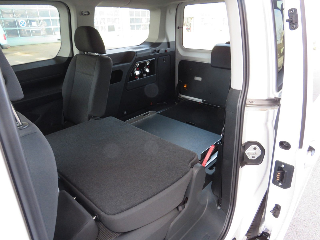 Car Volkswagen Caddy Maxi 2.0 TDI Rollstuhlumbau Taxirampe: picture 15