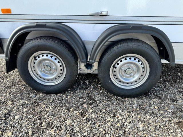 Cheval Liberte Debon Roadster 500 Sandwich Verkaufsklappe 2000 kg, 100 km/h, 320x167x200cm - Closed box trailer: picture 5 Cheval Liberte Debon Roadster 500 Sandwich Verkaufsklappe 2000 kg, 100 km/h, 320x167x200cm - Closed box trailer: picture 5