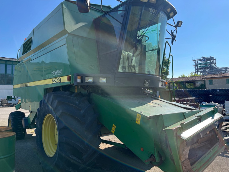 John Deere 2256 - Combine harvester: picture 5 John Deere 2256 - Combine harvester: picture 5