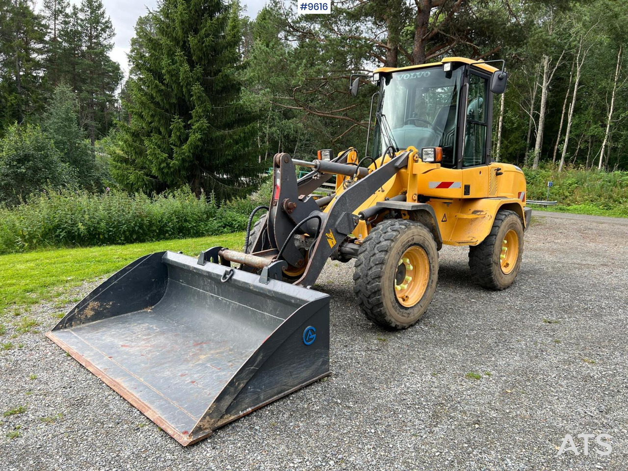 Volvo L30 G Wheel Loader with Attachments (VIDEO) - Wheel loader: picture 1 Volvo L30 G Wheel Loader with Attachments (VIDEO) - Wheel loader: picture 1