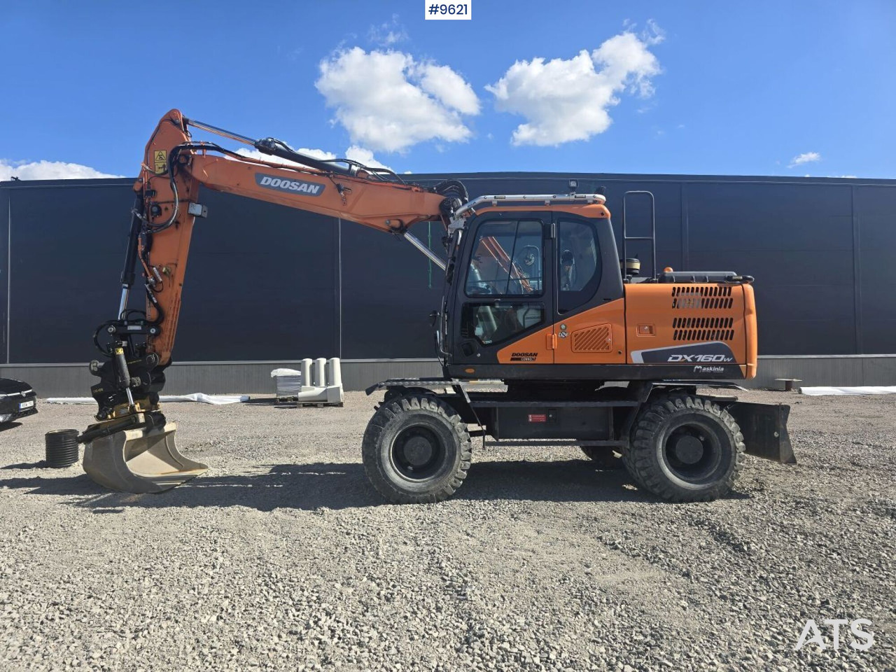 Wheeled Excavator Doosan DX160W with attachment and trailer - Wheel excavator: picture 1 Wheeled Excavator Doosan DX160W with attachment and trailer - Wheel excavator: picture 1