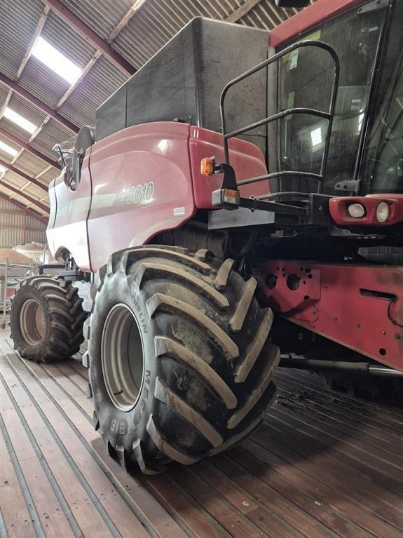 Case IH Axial-Flow 8010 MacDon skærebord - Combine harvester: picture 1 Case IH Axial-Flow 8010 MacDon skærebord - Combine harvester: picture 1