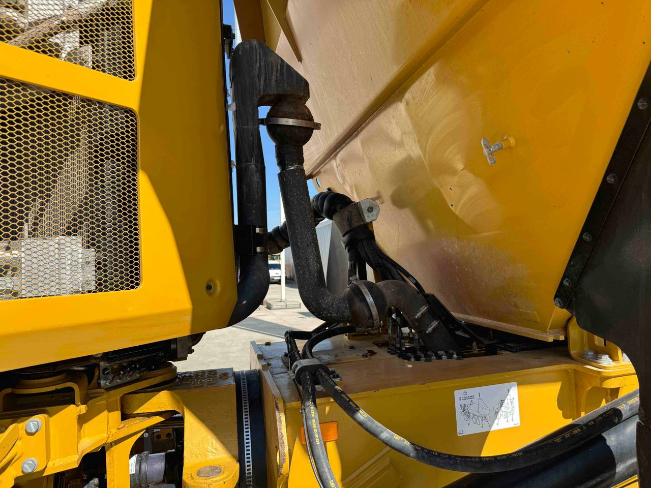 Articulated dumper CAT 730: picture 9