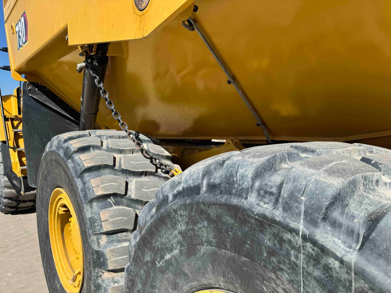 Articulated dumper CAT 730: picture 11