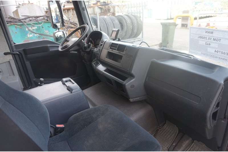 MAN F99L10 TGM 6 CYL81.60000-7786 - Cab and interior for Truck: picture 5 MAN F99L10 TGM 6 CYL81.60000-7786 - Cab and interior for Truck: picture 5