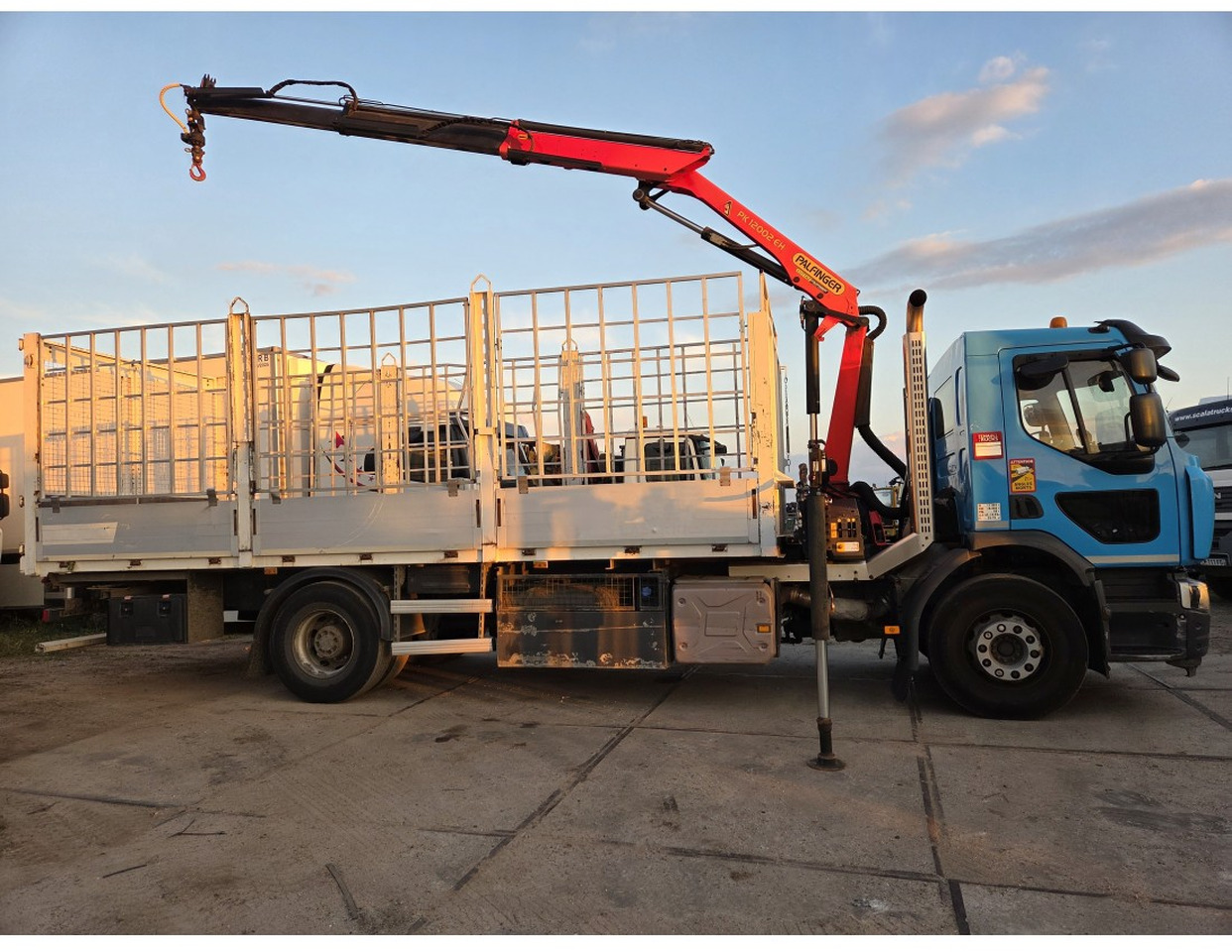 Renault C 280 4X2 Palfinger PK12002 EH Kran Crane Remote Control Automat flatbed truck - Dropside/ Flatbed truck, Crane truck: picture 3 Renault C 280 4X2 Palfinger PK12002 EH Kran Crane Remote Control Automat flatbed truck - Dropside/ Flatbed truck, Crane truck: picture 3